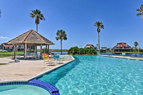 Matagorda Townhome With Deck, Views, Pool Access