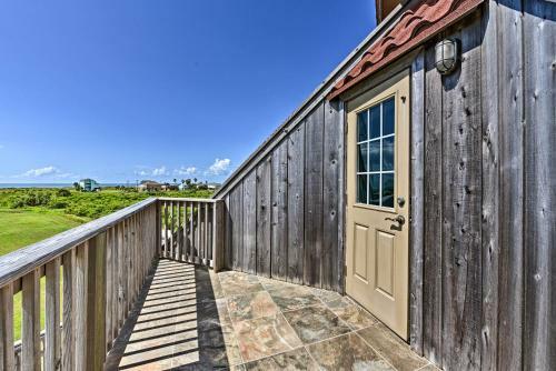 Matagorda Townhome With Deck, Views, Pool Access