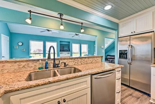 Matagorda Townhome With Deck, Views, Pool Access