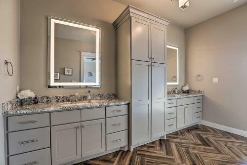 Elegant Townhome On Lake Conroe With Boat Slip!