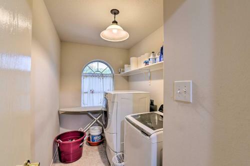 Family-friendly Home About 12 Mi To Space Center!