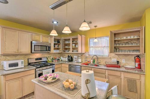 Family-friendly Home About 12 Mi To Space Center!