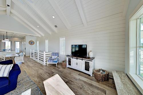 Fireside Cottage On Hole 8 - Bay & Marina Views Home
