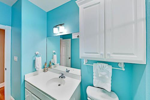 Royal Sands Retreat - Steps To Pool & Beach Home