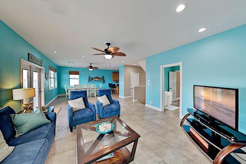 Royal Sands Retreat - Steps To Pool & Beach Home