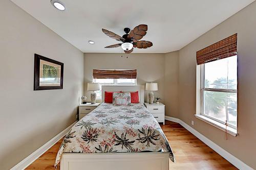 Royal Sands Retreat - Steps To Pool & Beach Home