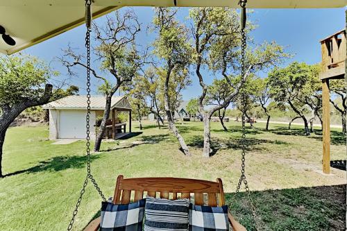 Deluxe Getaway - Big Corner Lot, Great Locale! Home