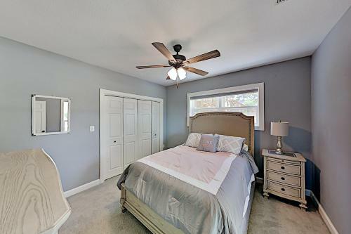 Deluxe Getaway - Big Corner Lot, Great Locale! Home