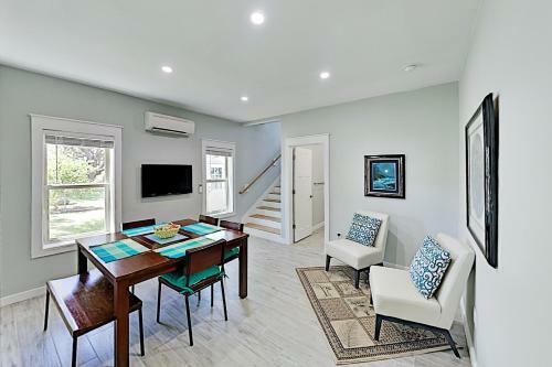 Apartamento Walk To Beach! Modern Getaway With New Full Kitchen Apts