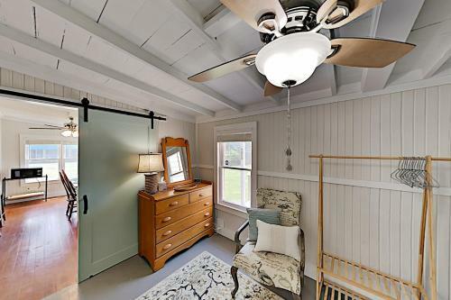 Charming Downtown Getaway With Spacious Interior Home