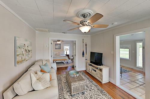 Charming Downtown Getaway With Spacious Interior Home