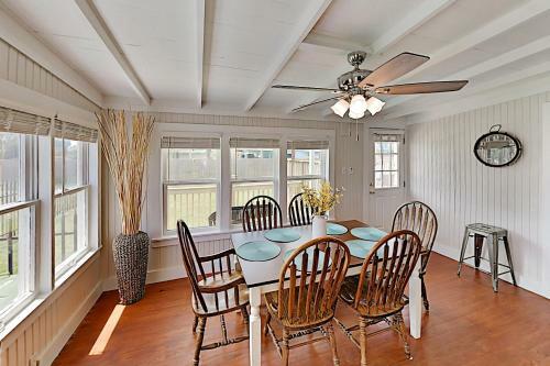 Charming Downtown Getaway With Spacious Interior Home