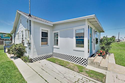 Charming Downtown Getaway With Spacious Interior Home