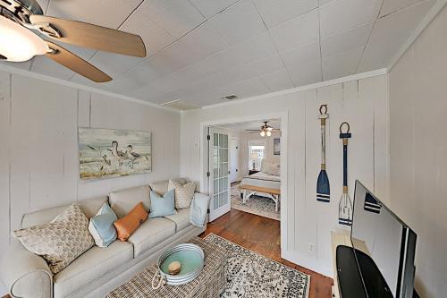 Charming Downtown Getaway With Spacious Interior Home