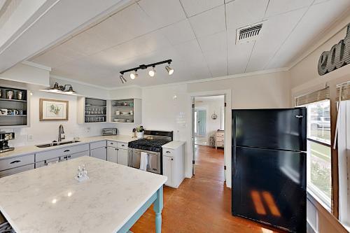 Charming Downtown Getaway With Spacious Interior Home
