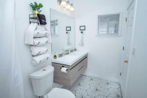 Huge Remodeled 5br 4ba House Sleeps 20 Downtown