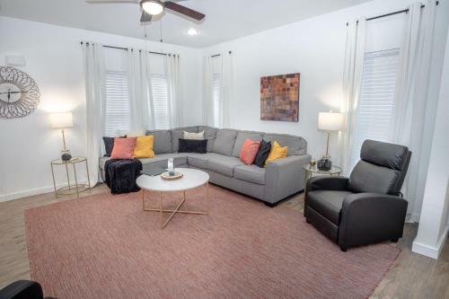 Huge Remodeled 5br 4ba House Sleeps 20 Downtown