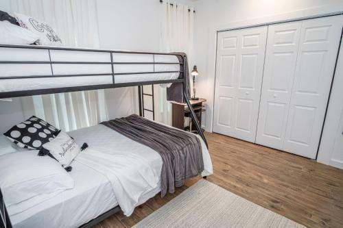 Huge Remodeled 5br 4ba House Sleeps 20 Downtown