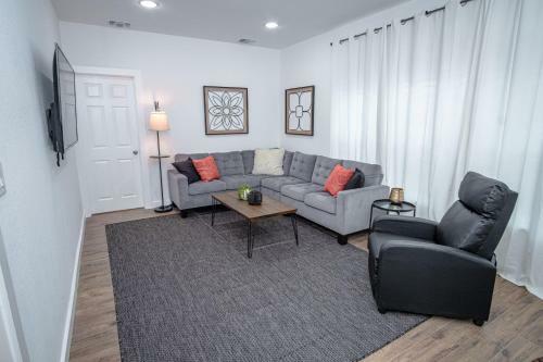 Huge Remodeled 5br 4ba House Sleeps 20 Downtown