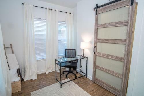 Huge Remodeled 5br 4ba House Sleeps 20 Downtown
