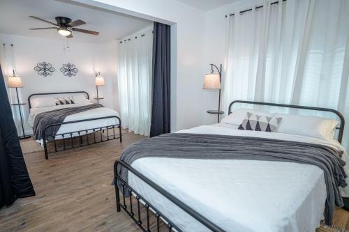 Huge Remodeled 5br 4ba House Sleeps 20 Downtown