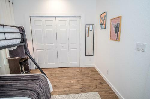 Huge Remodeled 5br 4ba House Sleeps 20 Downtown