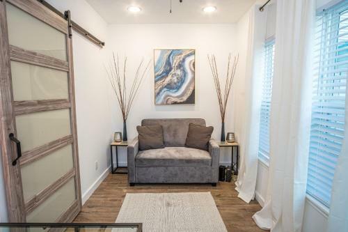 Huge Remodeled 5br 4ba House Sleeps 20 Downtown