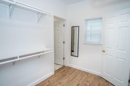 Huge Remodeled 5br 4ba House Sleeps 20 Downtown