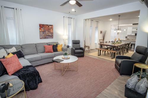 Huge Remodeled 5br 4ba House Sleeps 20 Downtown
