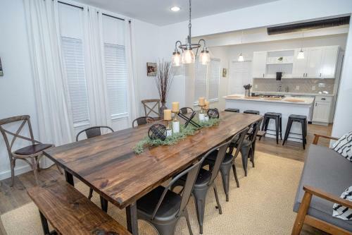 Huge Remodeled 5br 4ba House Sleeps 20 Downtown