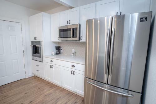 Huge Remodeled 5br 4ba House Sleeps 20 Downtown