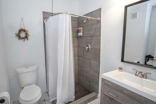 Huge Remodeled 5br 4ba House Sleeps 20 Downtown