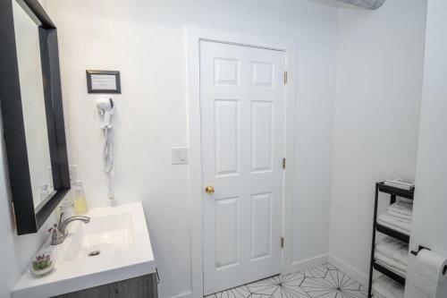 Huge Remodeled 5br 4ba House Sleeps 20 Downtown