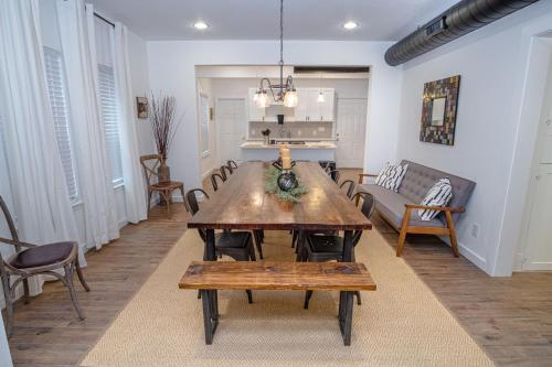 Huge Remodeled 5br 4ba House Sleeps 20 Downtown