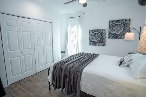 Huge Remodeled 5br 4ba House Sleeps 20 Downtown