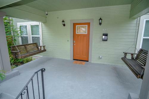 Huge Remodeled 5br 4ba House Sleeps 20 Downtown