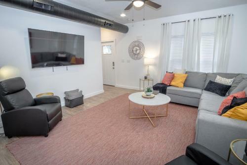 Huge Remodeled 5br 4ba House Sleeps 20 Downtown