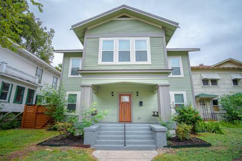 Huge Remodeled 5br 4ba House Sleeps 20 Downtown