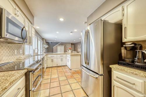 Chic Poolside Paradise
