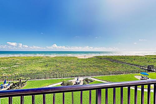 Apartamento New Listing! Beachfront Beauty With Gulf Views Condo