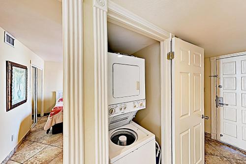 Apartamento New Listing! Beachfront Beauty With Gulf Views Condo