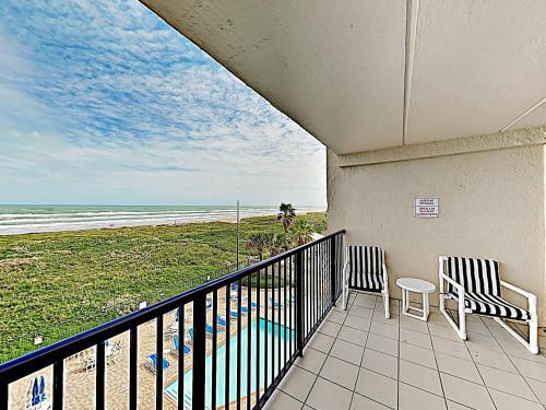 Apartamento New Listing! Classic Beachfront Condo With Balcony Condo