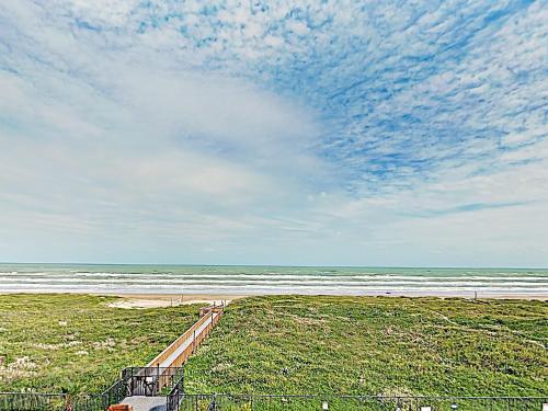 Apartamento New Listing! Classic Beachfront Condo With Balcony Condo