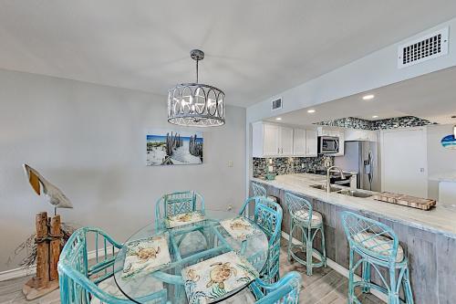 Apartamento New Listing! Classic Beachfront Condo With Balcony Condo
