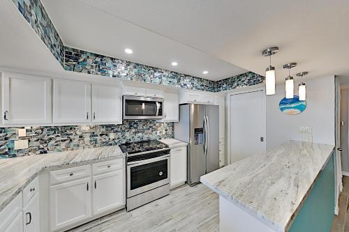 Apartamento New Listing! Classic Beachfront Condo With Balcony Condo