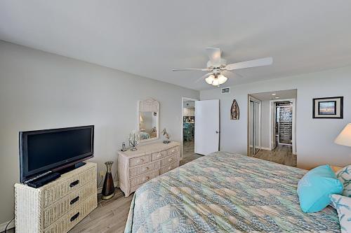 Apartamento New Listing! Classic Beachfront Condo With Balcony Condo