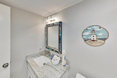 Apartamento New Listing! Classic Beachfront Condo With Balcony Condo