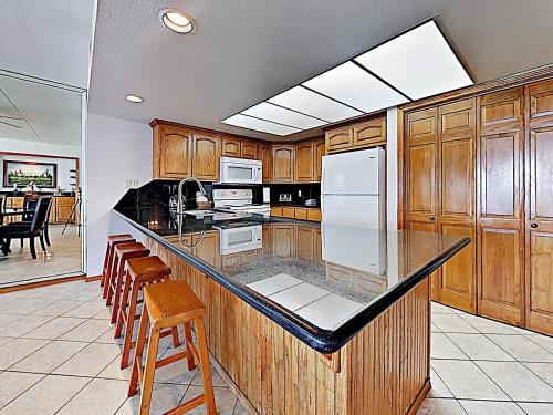 Apartamento New Listing! Beachside Corner Unit With Pools & Gym Condo