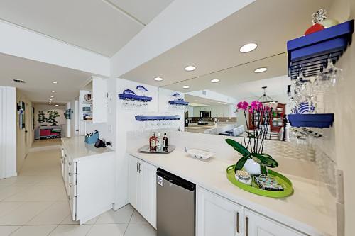 Apartamento New Listing! Beachfront Corner Unit With Gym & Pools Condo