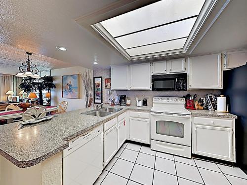 Apartamento New Listing! All-suite Gulf-front Perch With Pools Condo